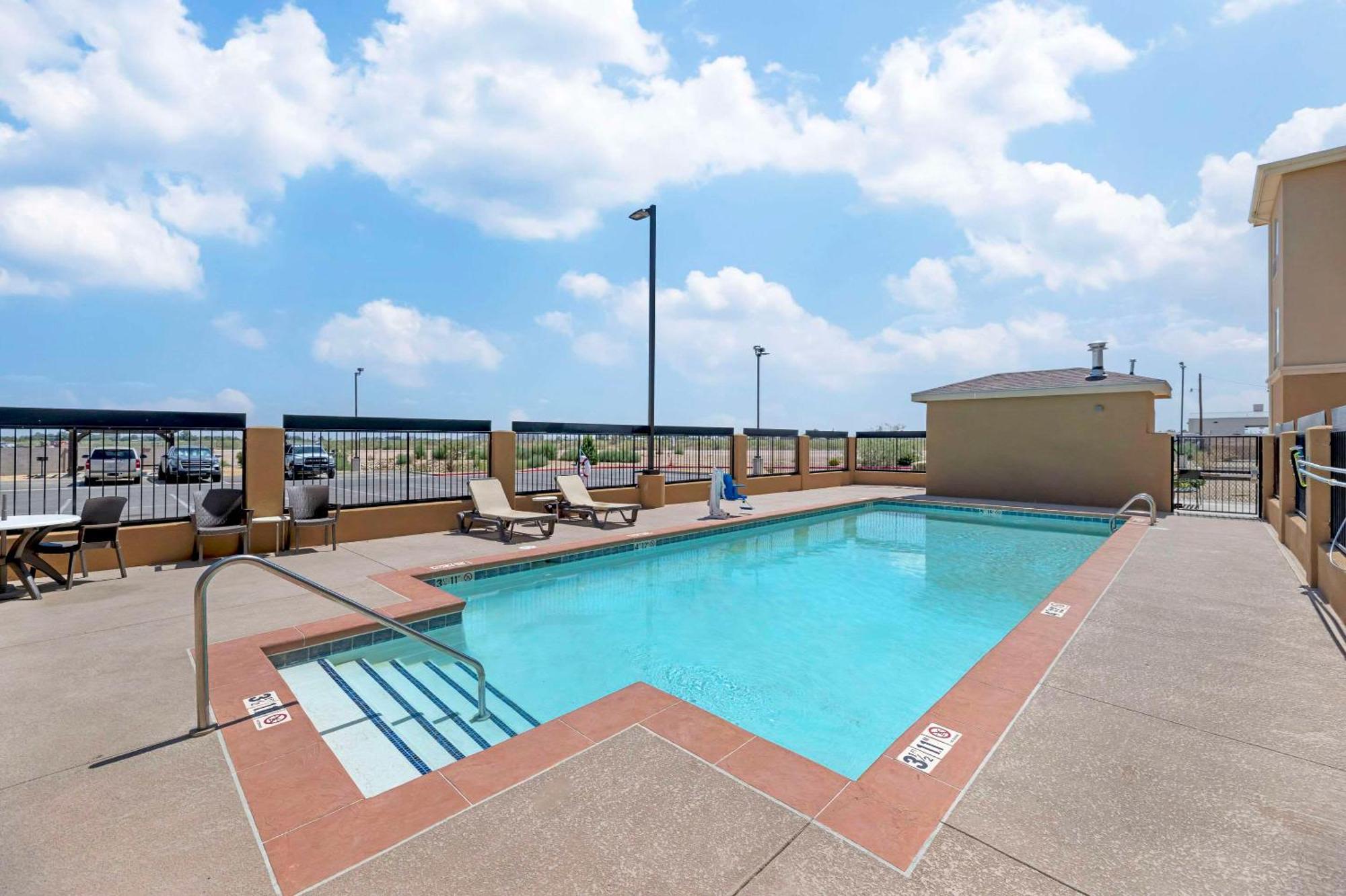 Quality Inn & Suites Carlsbad Caverns Area Εξωτερικό φωτογραφία